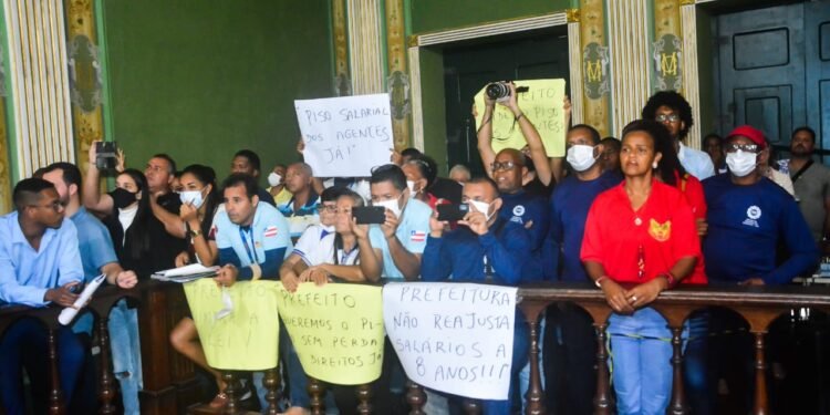 Agentes de combate às endemias lotam as galerias da CMS reivindicando à Prefeitura salários equivalentes ao Piso Nacional