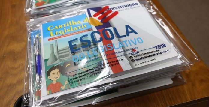 Estudantes selecionados pelo Programa Deputado Jovem Baiano vivenciam experiências com parlamentares na Alba