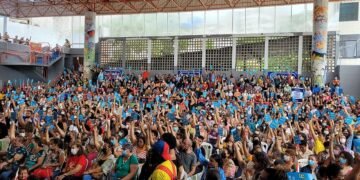 Sem acordo com prefeitura, professores de Salvador decidem continuar em greve