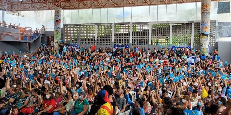 Sem acordo com prefeitura, professores de Salvador decidem continuar em greve