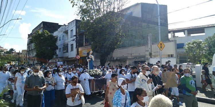 Devotos de Santa Dulce realizam procissão pedindo ajuda para Osid
