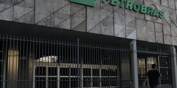 Bolsonaro diz que Petrobras vai causar ‘convulsão nacional’ se subir combustíveis