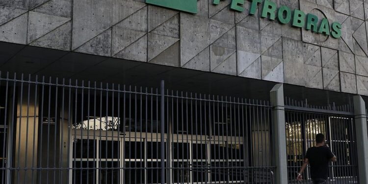 Bolsonaro diz que Petrobras vai causar ‘convulsão nacional’ se subir combustíveis