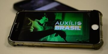 Presidente sanciona MP que torna Auxílio Brasil de R$ 400 permanente