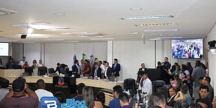 Sessão na Câmara de LEM é interrompida após confusão e lançamento de ovos