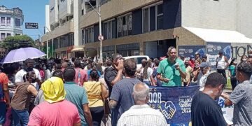Servidores de Salvador paralisam atividades e fazem manifestação por reajuste salarial