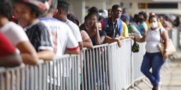 TRE tem filas gigantes em último dia para regularizar situação eleitoral