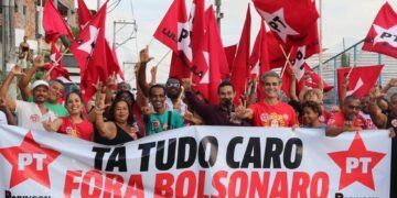 Deputado Robinson Almeida e vereador Tiago Ferreira fazem caminhada contra carestia e Bolsonaro no Subúrbio Ferroviário