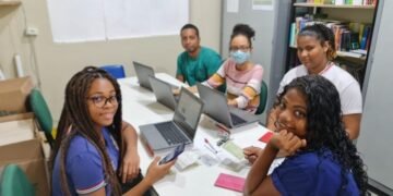 Estudantes incentivam a comunidade escolar a tirar o título de eleitor