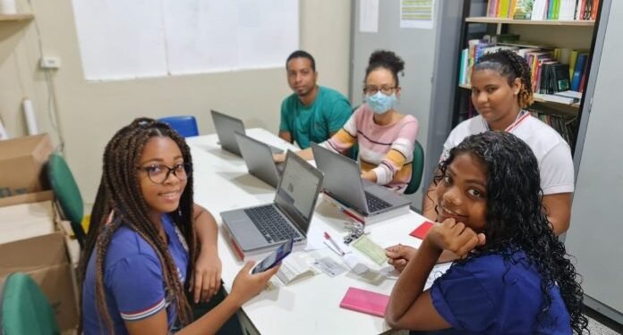 Estudantes incentivam a comunidade escolar a tirar o título de eleitor