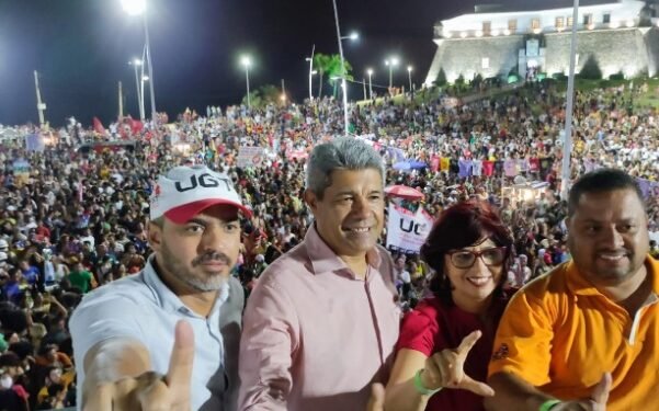 ‘Não podemos baixar a bandeira e nem a guarda’, diz Jerônimo em ato do PT