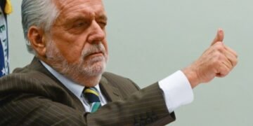 Projeto que limita ICMS não vai baixar gasolina, alerta Jaques Wagner