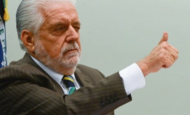 Projeto que limita ICMS não vai baixar gasolina, alerta Jaques Wagner