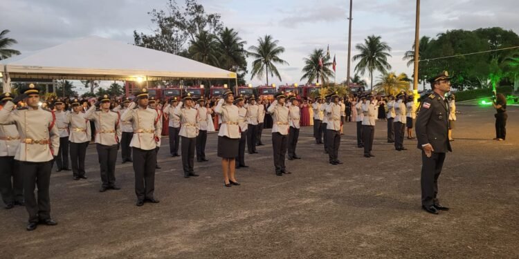 Quarenta e quatro alunos a oficial recebem o Espadim do CBMBA