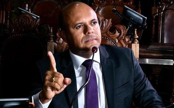 Kiki aponta ‘hipocrisia’ do PT por silêncio sobre aumento nos ônibus metropolitanos