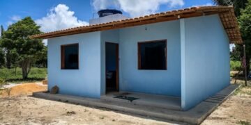 Famílias indígenas de comunidade rural em Santa Cruz Cabrália recebem chaves de casas próprias