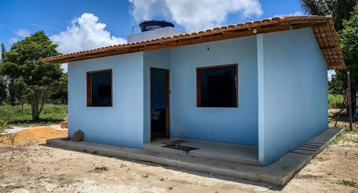 Famílias indígenas de comunidade rural em Santa Cruz Cabrália recebem chaves de casas próprias