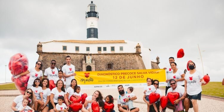 Farol da Barra fica repleto de mães em prol da conscientização sobre a cardiopatia infantil
