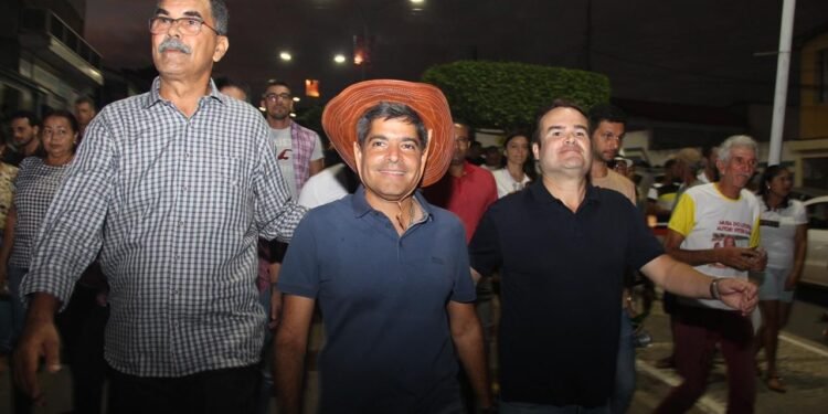 ACM Neto e Cacá Leão participam de tradicional Festa da Carroça em Rio Real e encerram agenda do São João