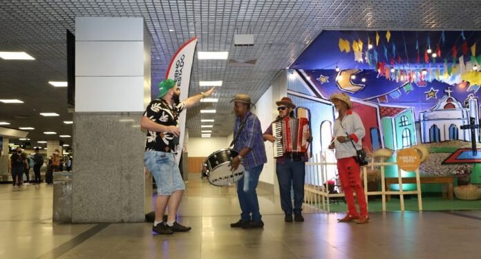 Receptivo junino da Setur-BA anima turistas que chegam para o São João da Bahia