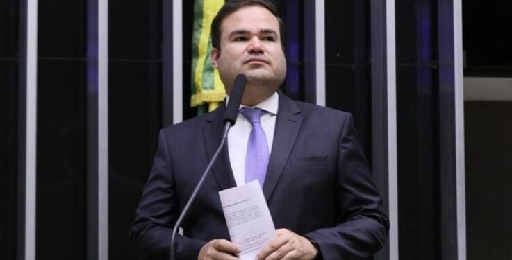 Em Brasília, Cacá defende redução no preço dos combustíveis