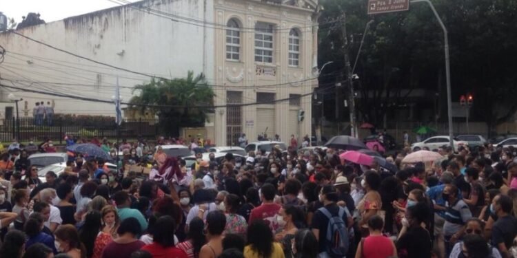 Servidores municipais fazem ato por reajuste no Campo Grande