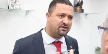 Osni critica silêncio de ACM Neto em lançamento da pré-candidatura de Bivar: “pele de cordeiro”