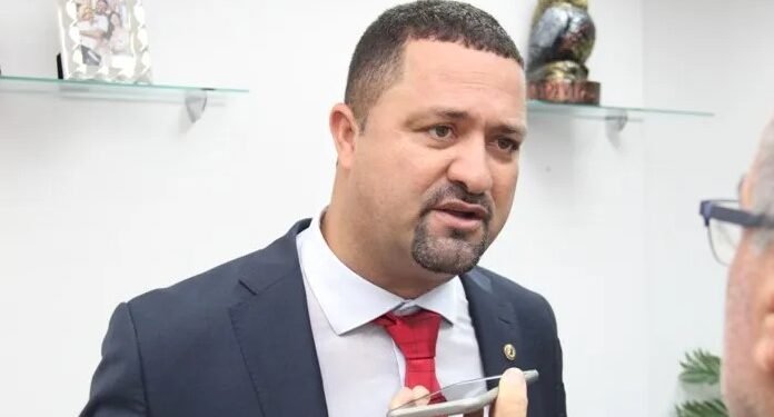 Osni critica silêncio de ACM Neto em lançamento da pré-candidatura de Bivar: “pele de cordeiro”