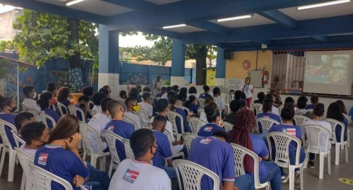 Programa Saúde do Professor e Ronda Maria da Penha promovem palestras em escolas estaduais sobre violência doméstica