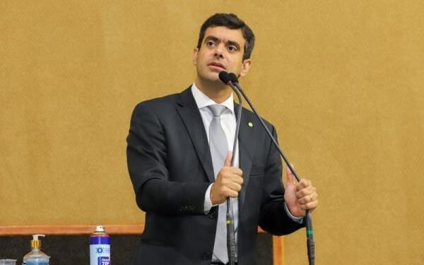 ‘Governador tenta demonizar o centrão tendo o MDB como vice’, critica deputado estadual