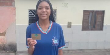 Famílias de estudantes da rede estadual recebem novo crédito do Programa Bolsa Presença, nesta sexta (10)