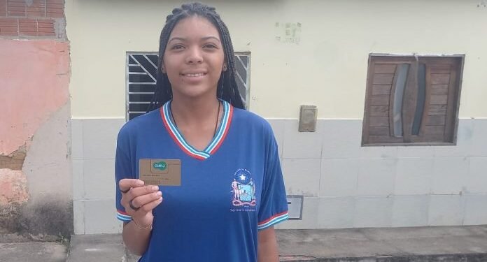 Famílias de estudantes da rede estadual recebem novo crédito do Programa Bolsa Presença, nesta sexta (10)