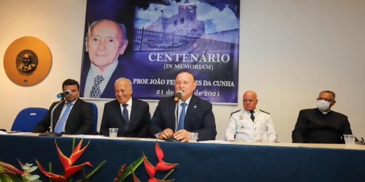 Adolfo Menezes critica corte de verbas da educação e diz que “bancos escorcham a sociedade”