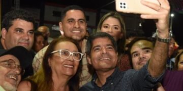 Neto participa de evento junino e recebe apoio de prefeito de Itaberaba