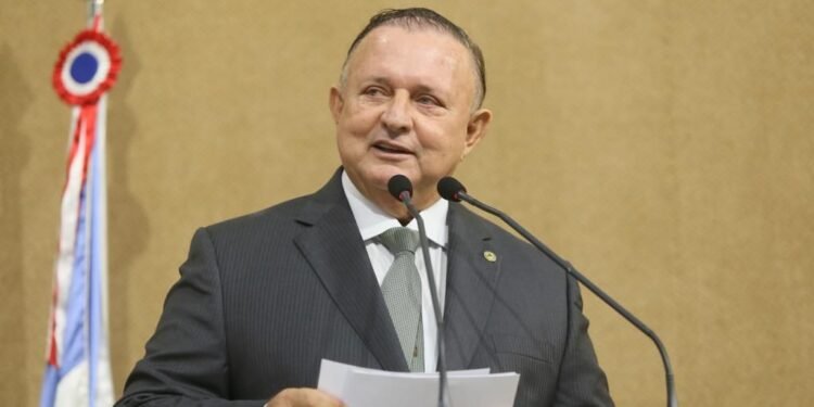 Adolfo Menezes diz que é “escandaloso prefeitura gastar milhões com show, enquanto pessoas passam fome”