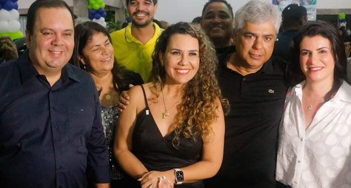 Em evento lotado, a prefeita Cordélia Torres apresenta à população de Eunápolis seus pré-candidatos