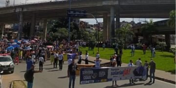 Servidores da prefeitura protestam na região da Rótula do Abacaxi