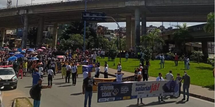 Servidores da prefeitura protestam na região da Rótula do Abacaxi