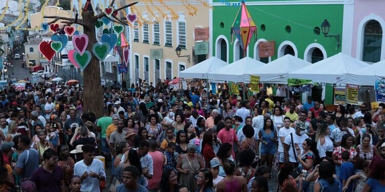 Após São João, casos de covid-19 disparam em cidades do interior