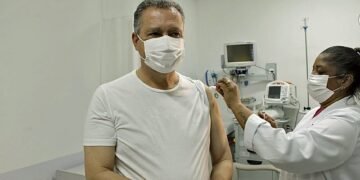 Rui Costa recebe quarta dose da vacina contra a covid-19