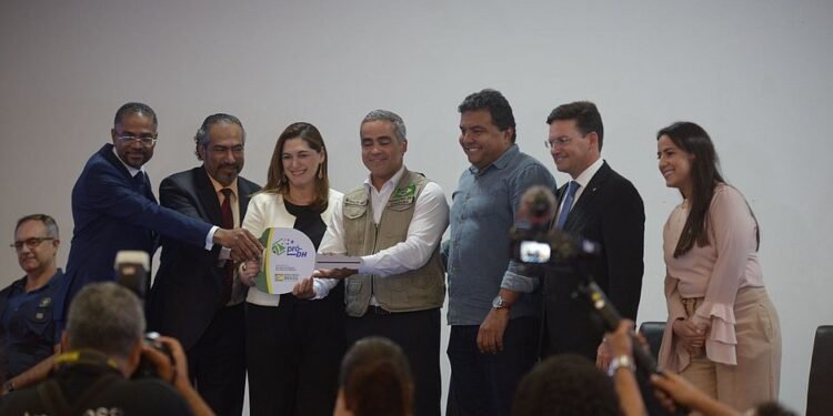 Bahia recebe 35 veículos para ações de proteção de crianças e adolescentes