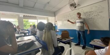 Jornalista Dom Phillips dava aulas gratuitas de inglês em bairros periféricos de Salvador