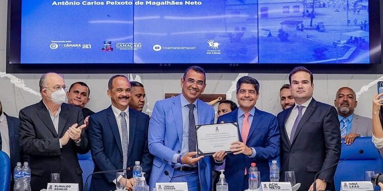 ACM Neto recebe título de Cidadão Camaçariense