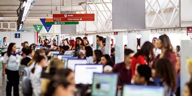 Setor de serviços na Bahia tem queda frente a março, mas cresce frente a abril de 2021