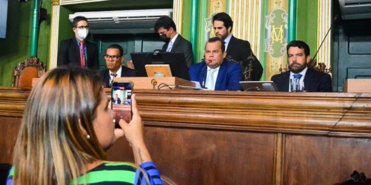 Geraldo Júnior reivindica aos vereadores da base governista municipal a instalação da Comissão de Saúde