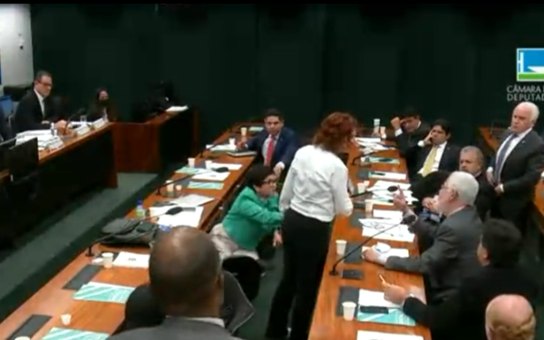 Solla bate boca com deputada bolsonarista após insinuar que ela é ‘corrupta’