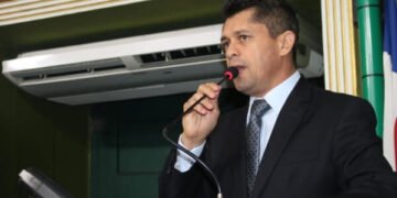 Luiz Carlos celebra início das aulas de judô nas escolas municipais de Salvador