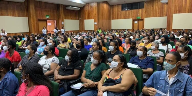 Merendeiras das escolas municipais recebem treinamento