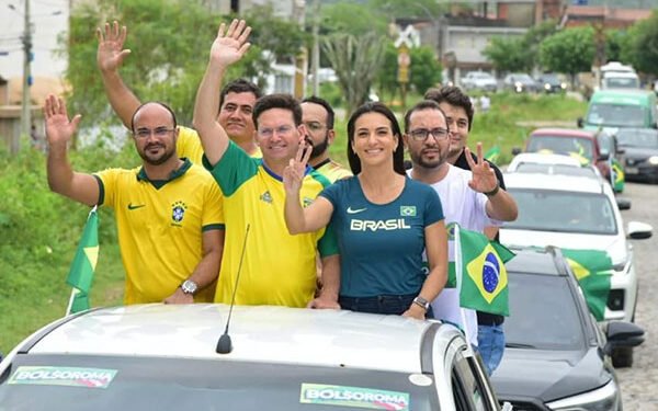 Em Serrinha, Roma enaltece Bolsonaro e diz que presidente ‘é atacado todo dia’