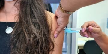 Bahia busca acelerar a vacinação contra a Covid-19 antes do São João e, durante os festejos, distribuir um milhão de preservativos